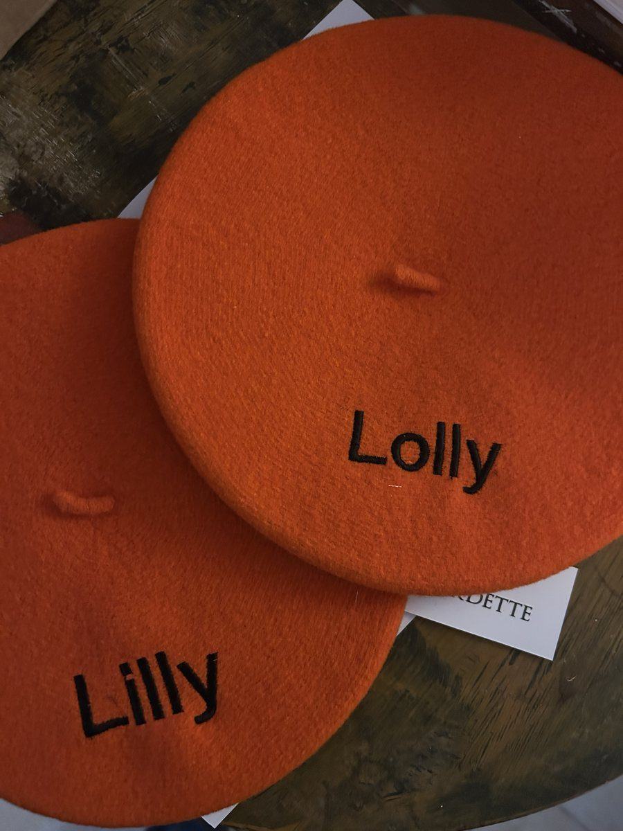 Bérets orange brodés aux prénoms Lilly et Lolly