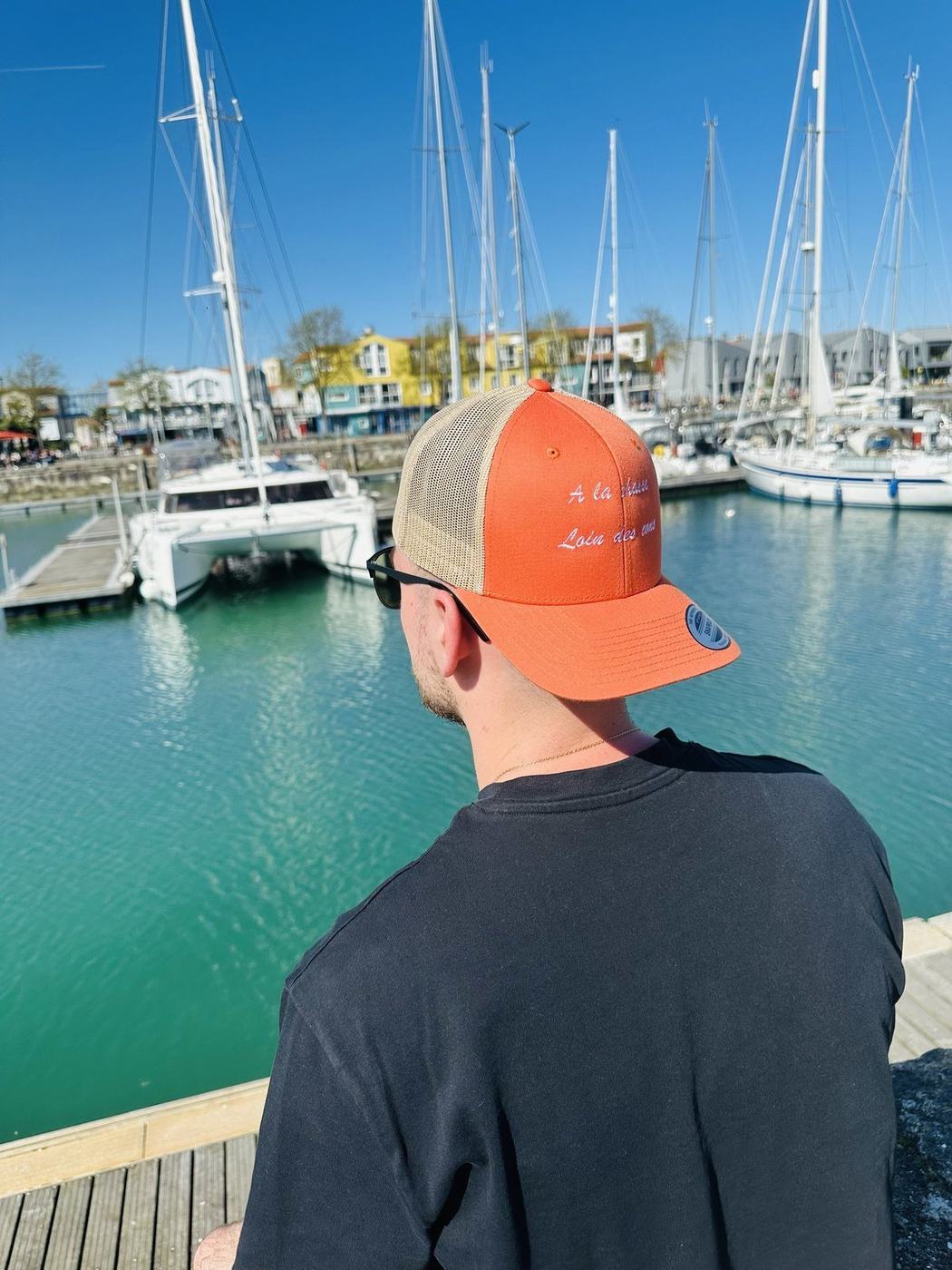 Casquette orange brodée « À la chasse, loin des cons »